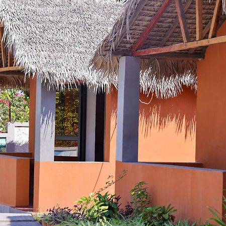 Le Jardin Des Delices Hotel Mahajanga Exterior photo