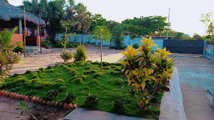 Le Jardin Des Delices Hotel Mahajanga Exterior photo