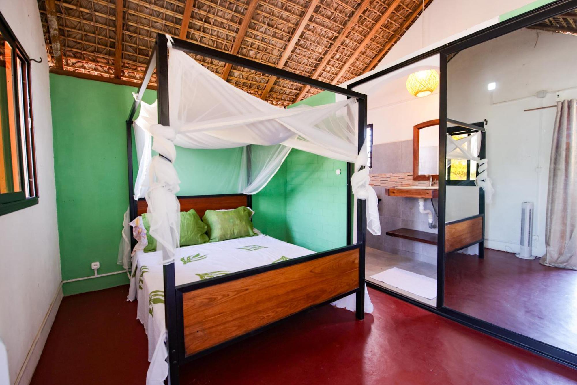 Le Jardin Des Delices Hotel Mahajanga Exterior photo