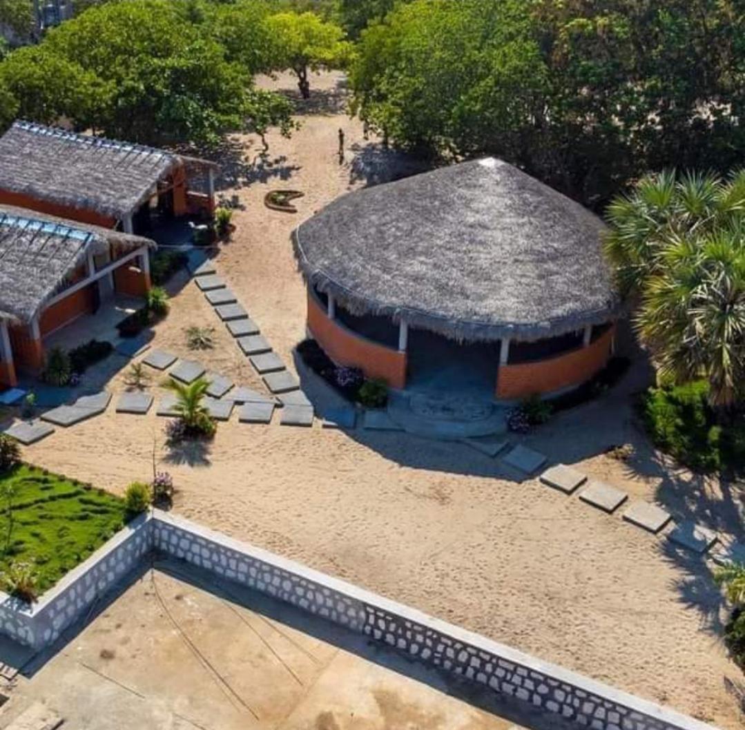 Le Jardin Des Delices Hotel Mahajanga Exterior photo